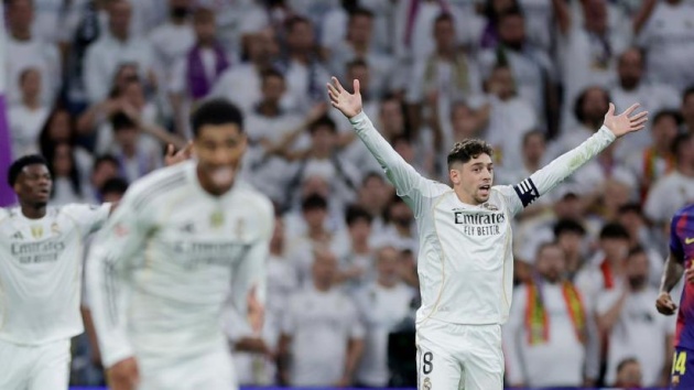 El Clasico hỗn loạn: Real Madrid hạ Barcelona, sáu thẻ vàng và một thẻ đỏ Trận El Clasico diễn ra cực kỳ căng thẳng.