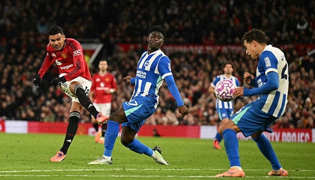 Vắng Casemiro, tuyến giữa MU xuất hiện nhiều vấn đề.