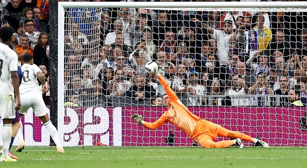 Szczesny từ chối cú đá phạt đền của Mbappe