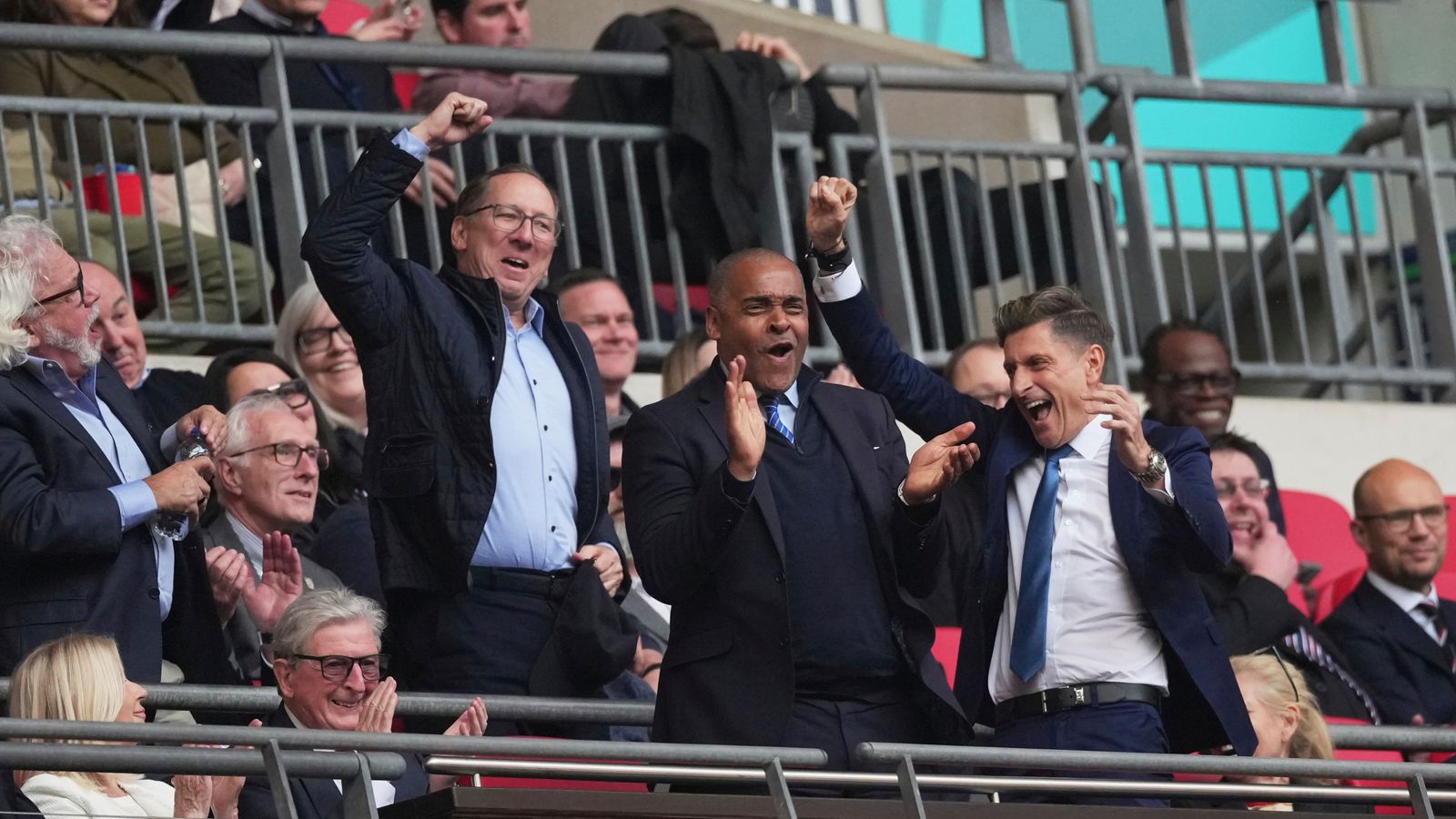 Ảnh bài viết John Textor và ván cờ sinh tử quanh thương vụ mua lại Wolverhampton