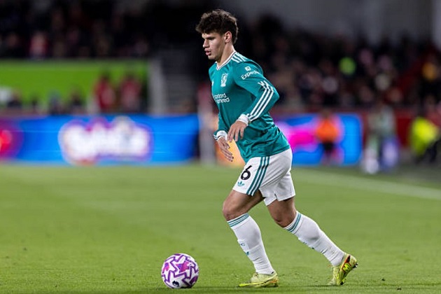 Ảnh bài viết Neville khuyên Slot loại Kerkez để cứu Liverpool khỏi khủng hoảng