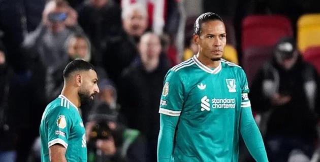 Ảnh bài viết Liverpool khủng hoảng: Rooney nghi ngờ vai trò của Salah và Van Dijk