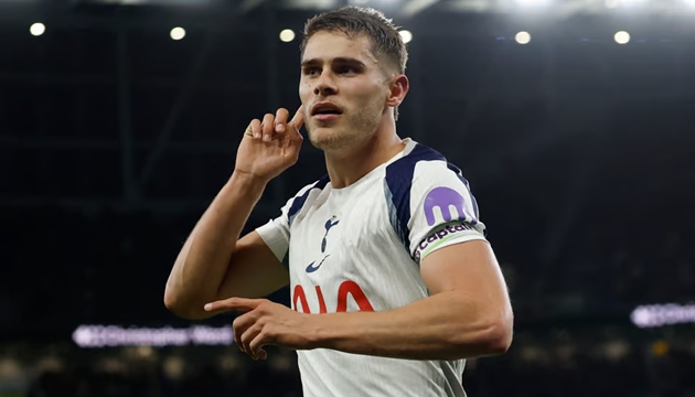 Ảnh bài viết "Người hùng" Van de Ven đẩy HLV Thomas Frank vào thế khó