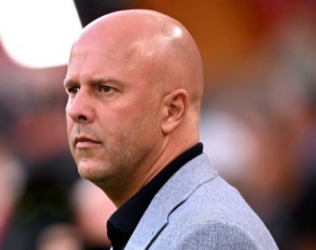 Arne Slot đối mặt áp lực lớn.