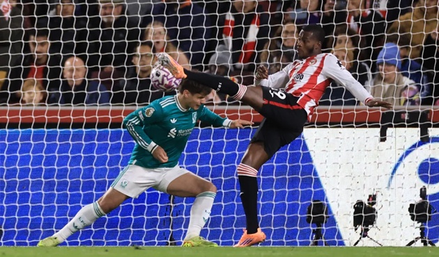 Brentford hạ Liverpool nhờ ném biên