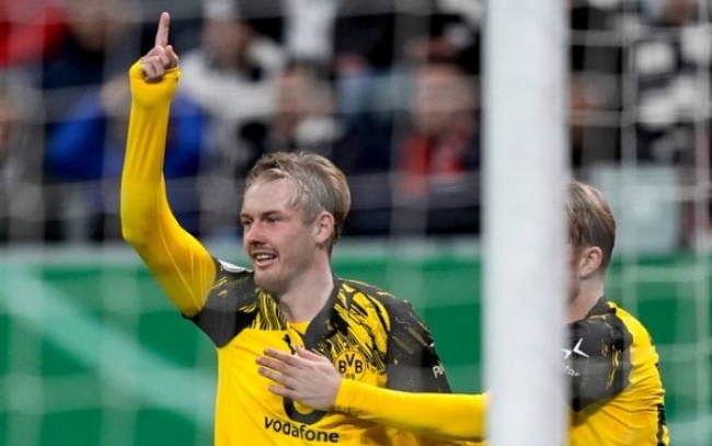 Ảnh bài viết Julian Brandt tỏa sáng, Dortmund vượt qua Frankfurt sau loạt luân lưu kịch tính