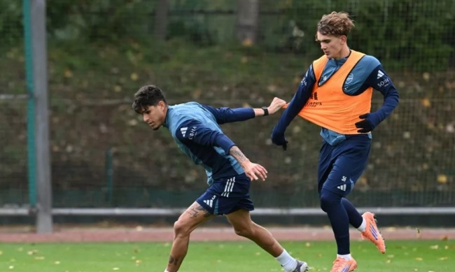 Bộ đôi Hincapie và Dowman trên sân tập.