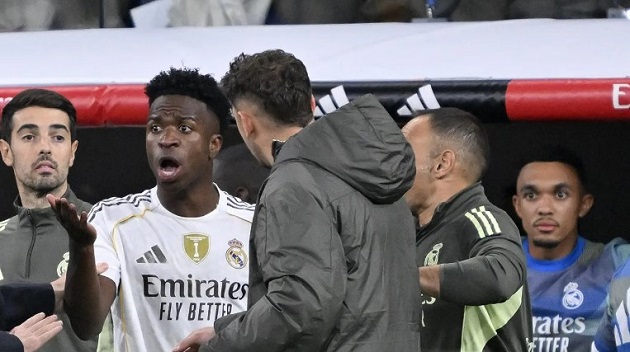 Alexander-Arnold lần đầu chứng kiến khung cảnh hỗn loạn ở El Clasico.