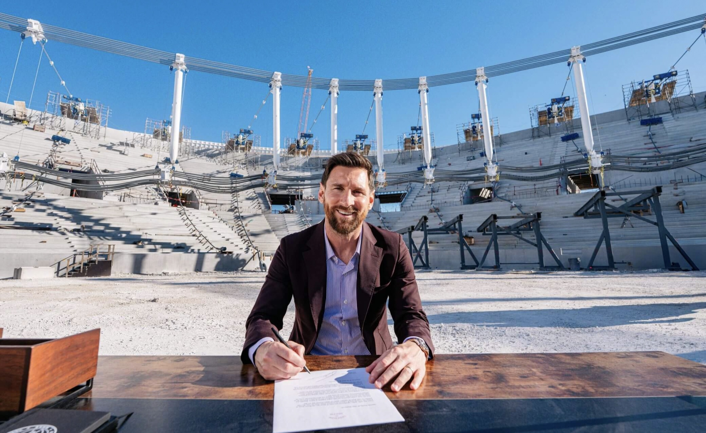 Messi kí hợp đồng tại