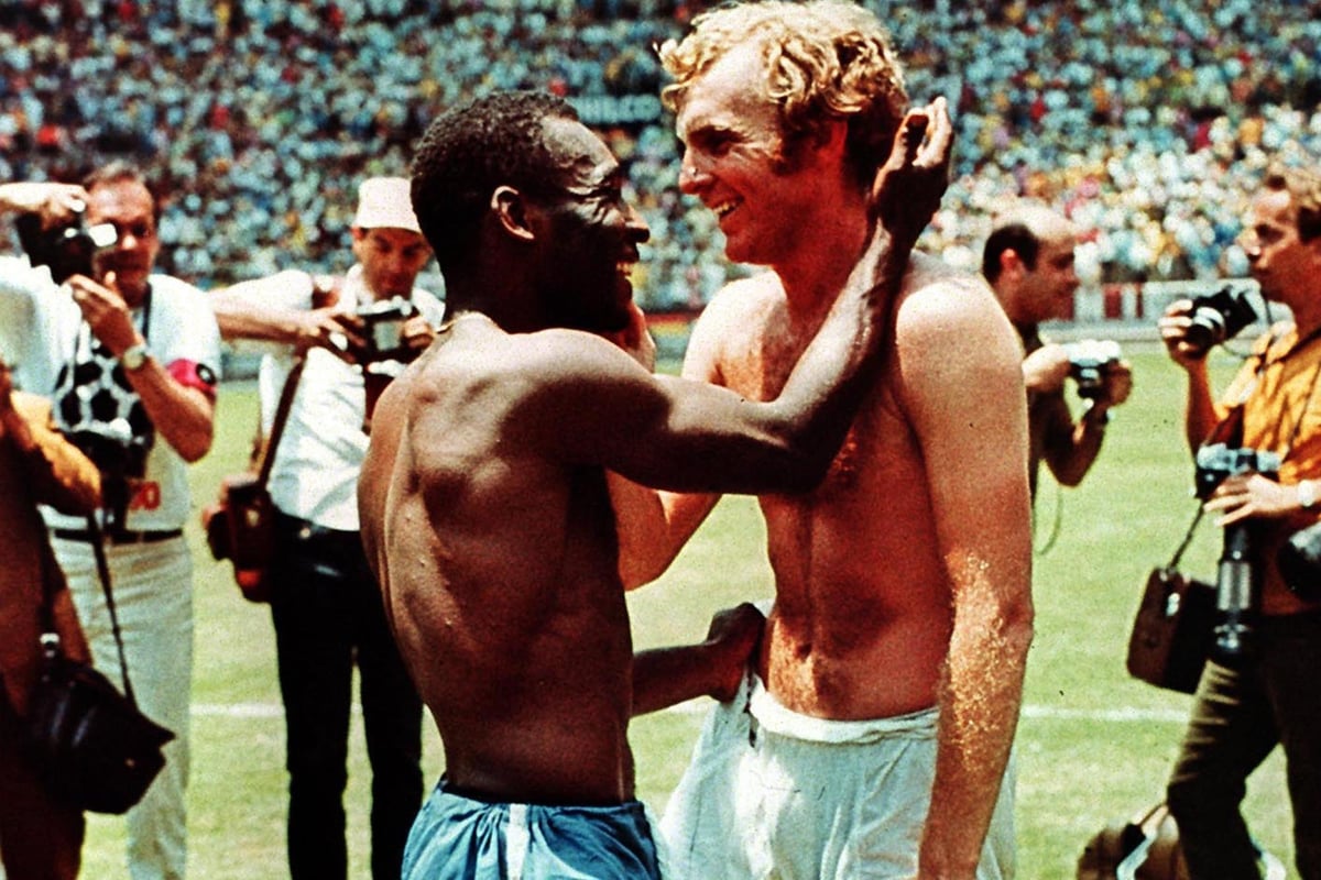 Cái ôm lịch sử giữa Pele và Bobby Moore, một biểu tượng của sự tôn trọng trong bóng đá.