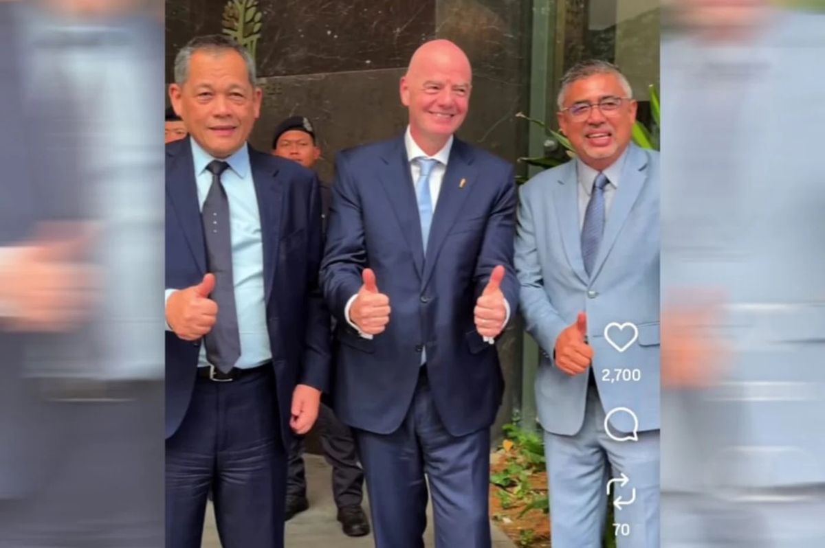 Tổng thư ký FAM Datuk Noor Azman Rahman (trái) bất ngờ xuất hiện trong hình chụp chung với Chủ tịch FIFA Gianni Infantino.
