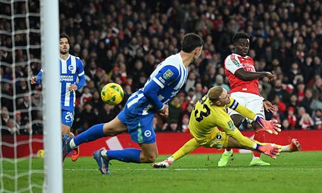 Bukayo Saka nhân đôi cách biệt cho Arsenal.