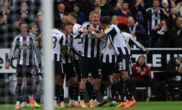 Newcastle thắng Spurs 2-0 tại Carabao Cup