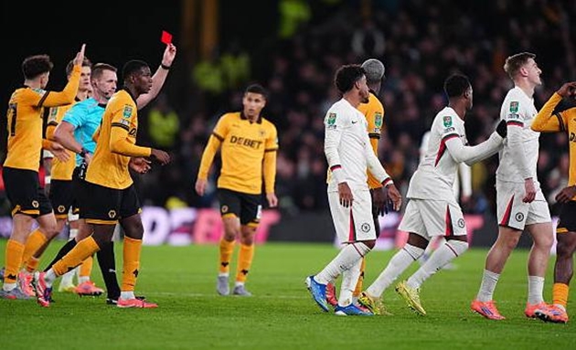 Liam Delap nhận thẻ đỏ trong trận đấu với Wolves.