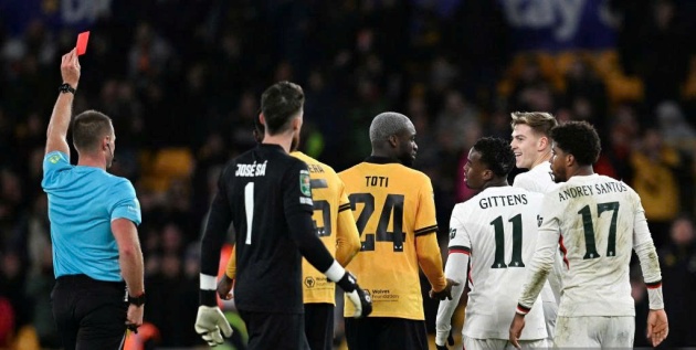 Chelsea liên tục dính thẻ đỏ.