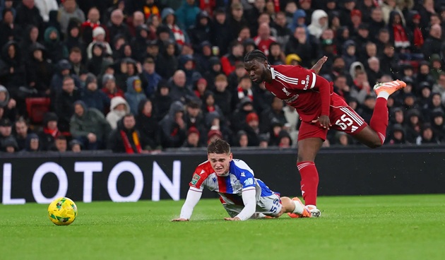 Anh liên tục nhận thẻ đỏ khi chơi cho Liverpool.