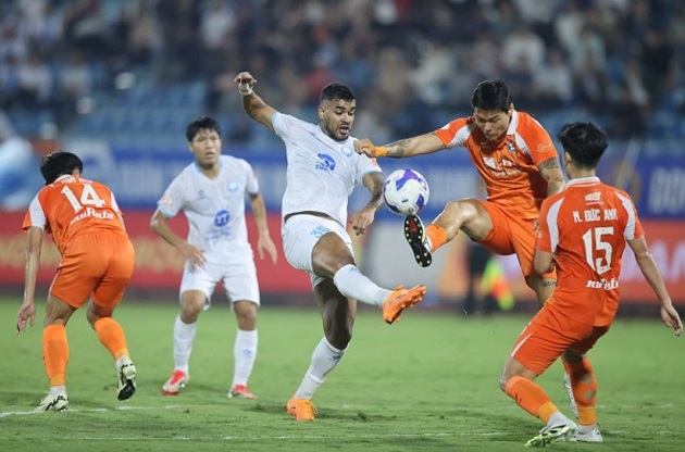 Nam Định phải chật vật mới có được 1 điểm trước Đà Nẵng.