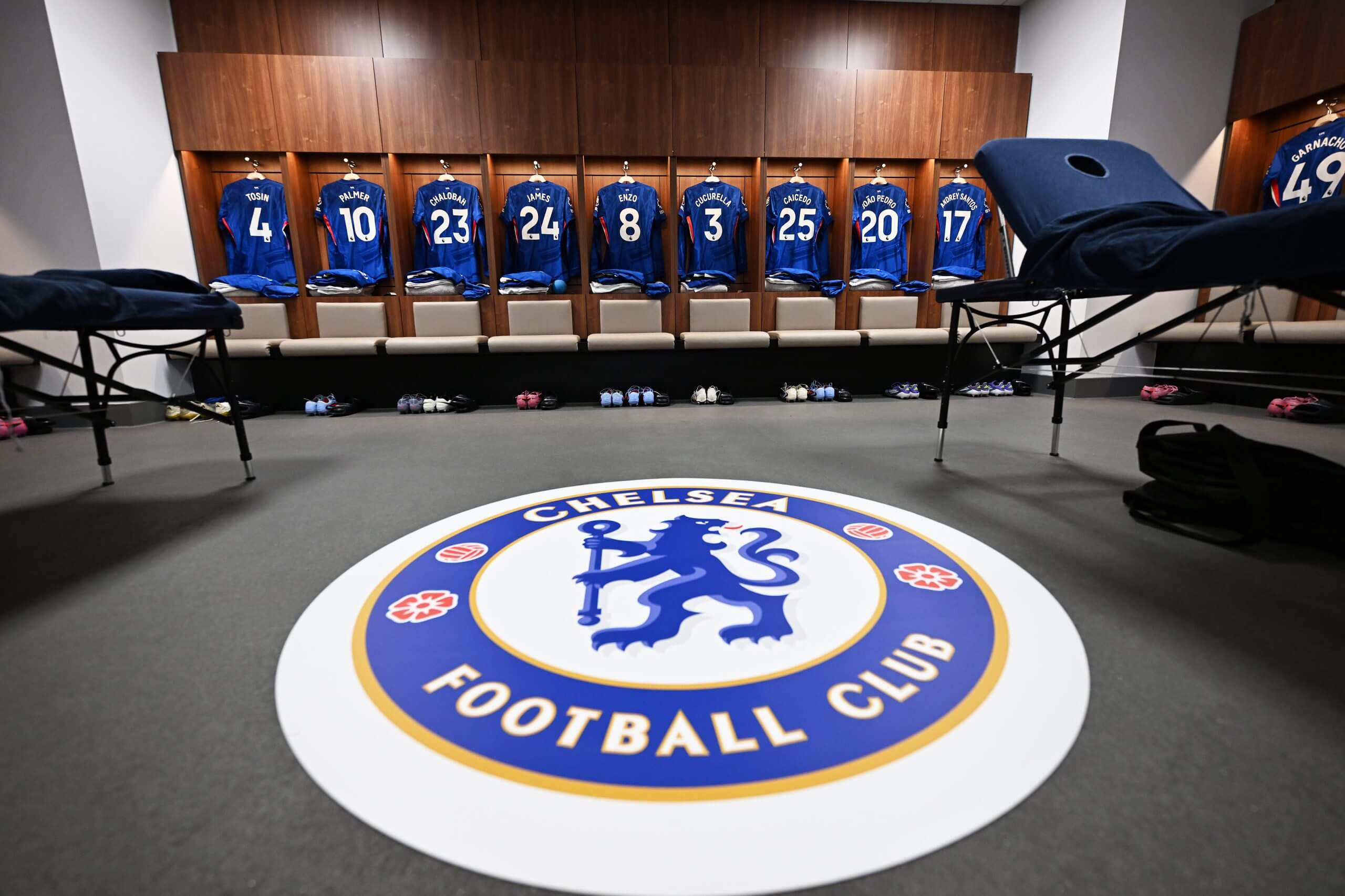 Chelsea mang theo tấm thảm có logo của CLB để tạo cảm giác