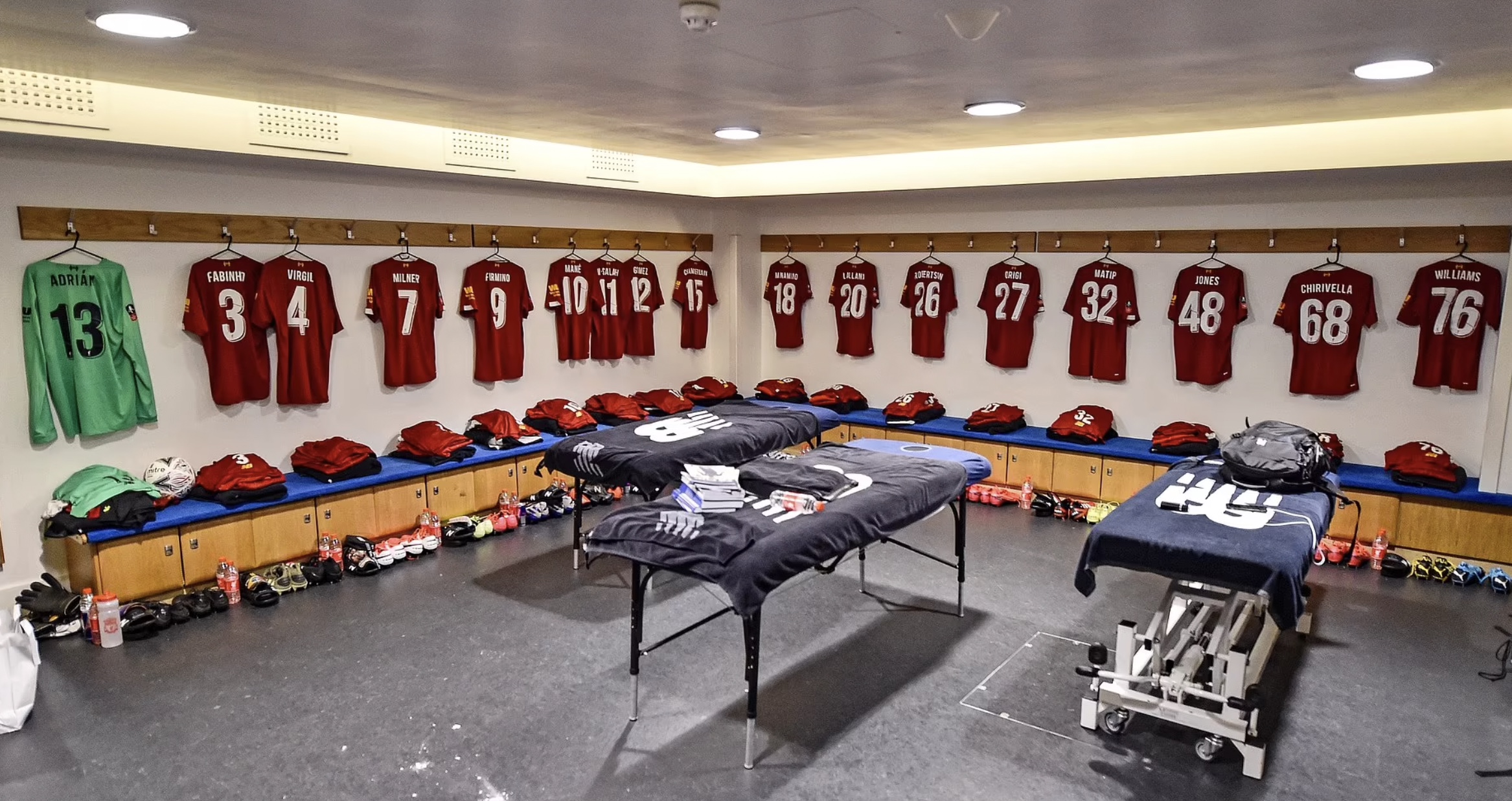 Phòng thay đồ dành cho các CLB Ngoại hạng Anh đến làm khách cũng có sự khác
