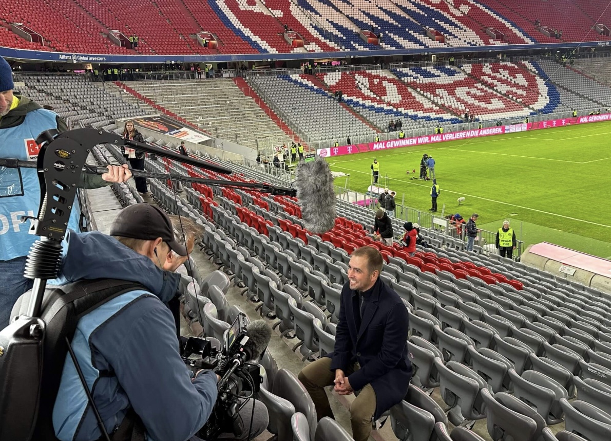 Ảnh bài viết Một ngày cùng Philipp Lahm: Từ sân bóng đến siêu kinh điển bóng đá Đức