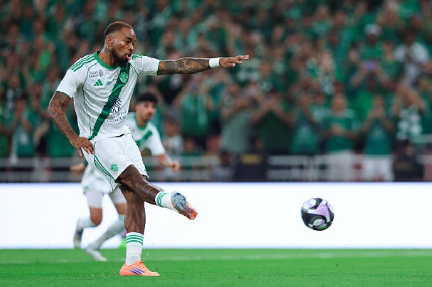 Ivan Toney sút phạt đền thành công, mở tỷ số cho Al Ahli.