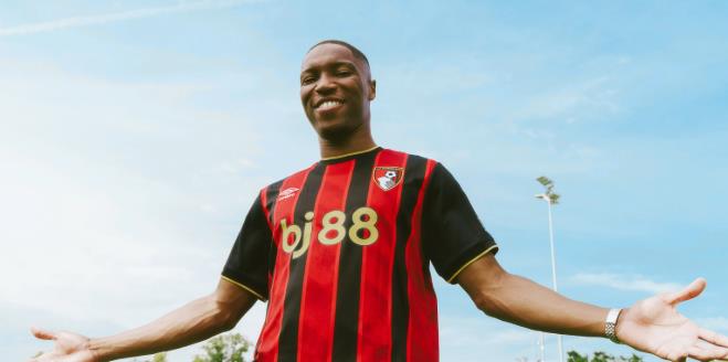 Tân binh Bafode Diakite giúp hàng thủ Bournemouth vững chắc.