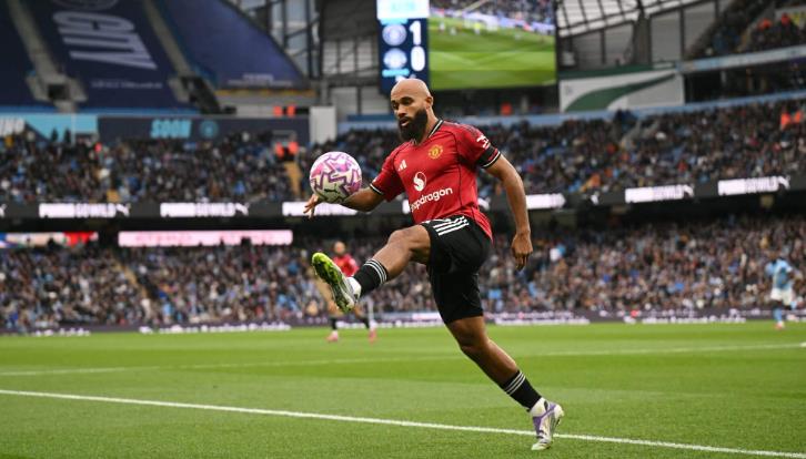 Mbeumo là điểm đến của những pha bóng dài.