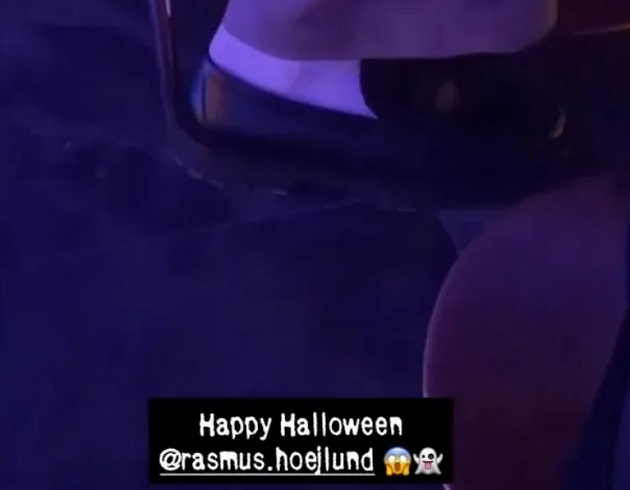 McTominay trêu chọc Hojlund vì đi đôi tất trắng và giày đen.