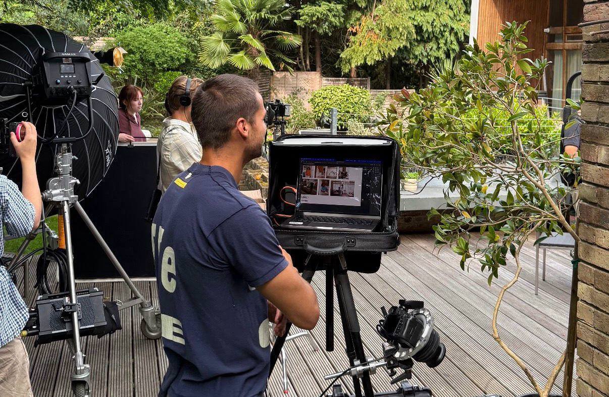 Alfie Whiteman hạnh phúc trên trường quay