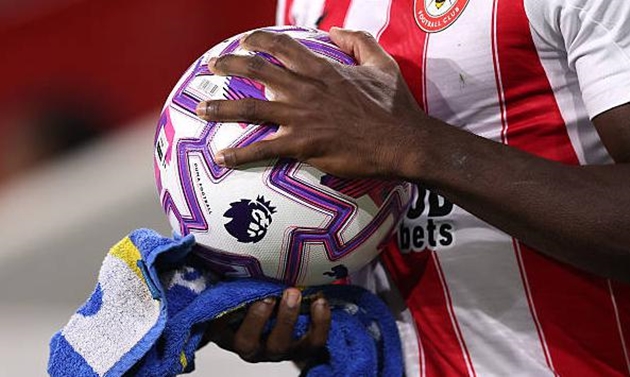 Ngoại hạng Anh đang tập trung vào bóng cố định và ném biên.