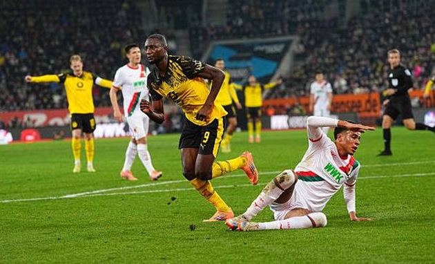 Serhou Guirassy ghi bàn giúp Borussia Dortmund đánh bại Augsburg.