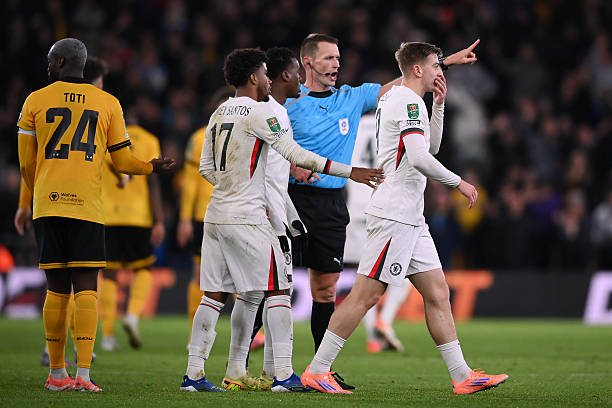 Liam Delap nhận thẻ đỏ tai hại ở trận đấu với Wolves.