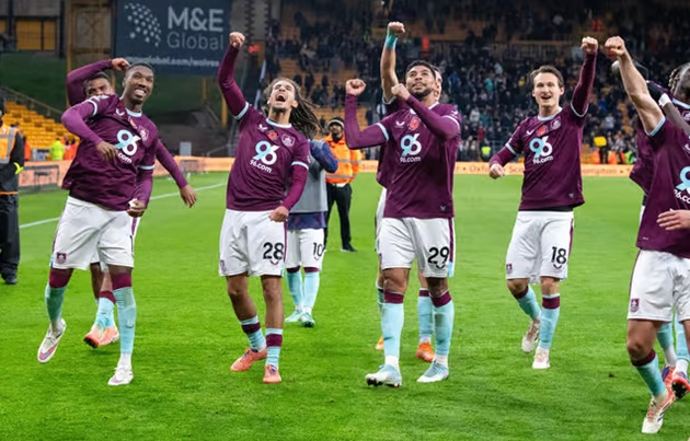 Tân binh như Burnley đang hơn nhóm trụ hạng 5 điểm