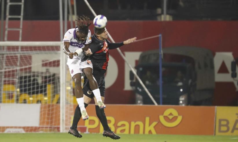 Nỗ lực trong hiệp 2 giúp Becamex HCM giành lại 1 điểm ra về.