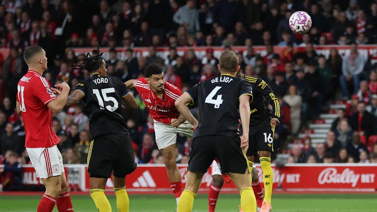 Forest suýt ngược dòng thành công trên sân nhà.