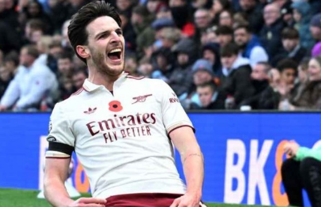 Rice ghi bàn cho Arsenal.