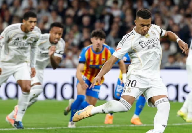 Mbappe lập cú đúp bàn thắng cho Real.