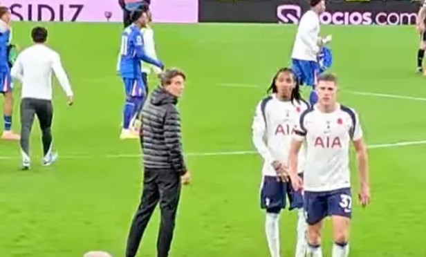 HLV Thomas Frank bị các học trò ngó lơ.