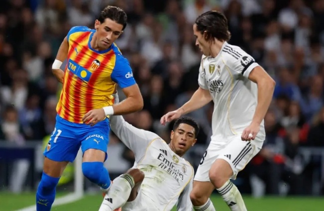 Real Madrid pressing đối thủ.