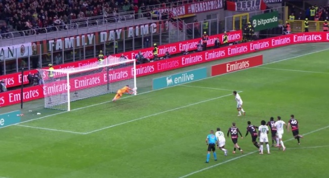 Mike Maignan cản phá quả 11m của Dybala.