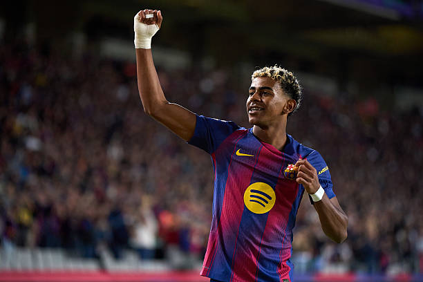 Lamine Yamal lập công cho Barcelona.