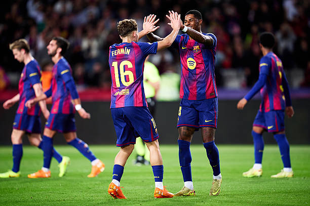 Fermin Lopez kiến tạo cho Marcus Rashford tiếp tục ghi bàn cho Barcelona.