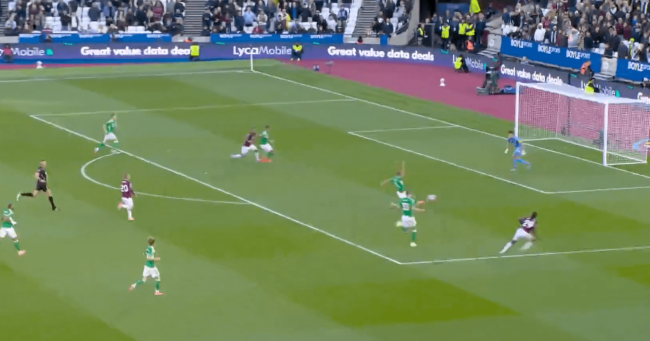 Bàn phản lưới nhà của Sven Botman.