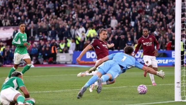 Tình huống Newcastle thua bàn thứ 3.