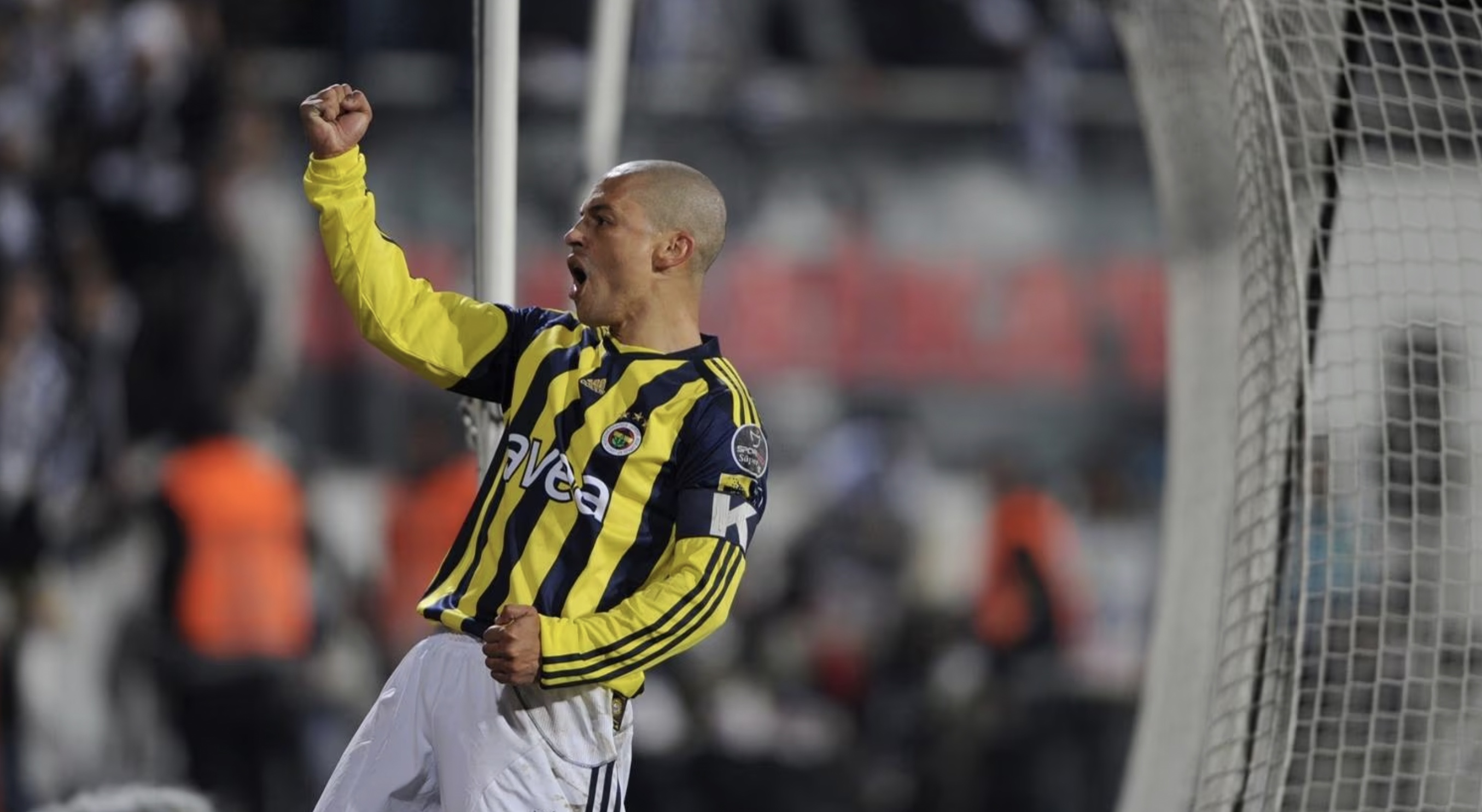 Alex de Souza, một trong những huyền thoại nước ngoài vĩ đại nhất, người có một bức tượng bên ngoài sân vận động.