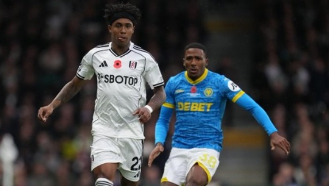 Kevin trong màu áo Fulham (áo trắng).