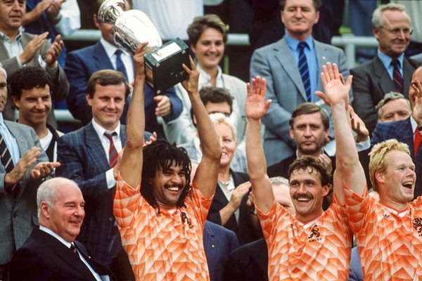 Hai anh em nhà Koeman giúp Hà Lan nâng cao chức vô địch Châu Âu duy nhất trong lịch sử