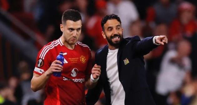 Ảnh bài viết Dalot lặp lại sai lầm cũ, trở thành gánh nặng trong hàng thủ Man Utd