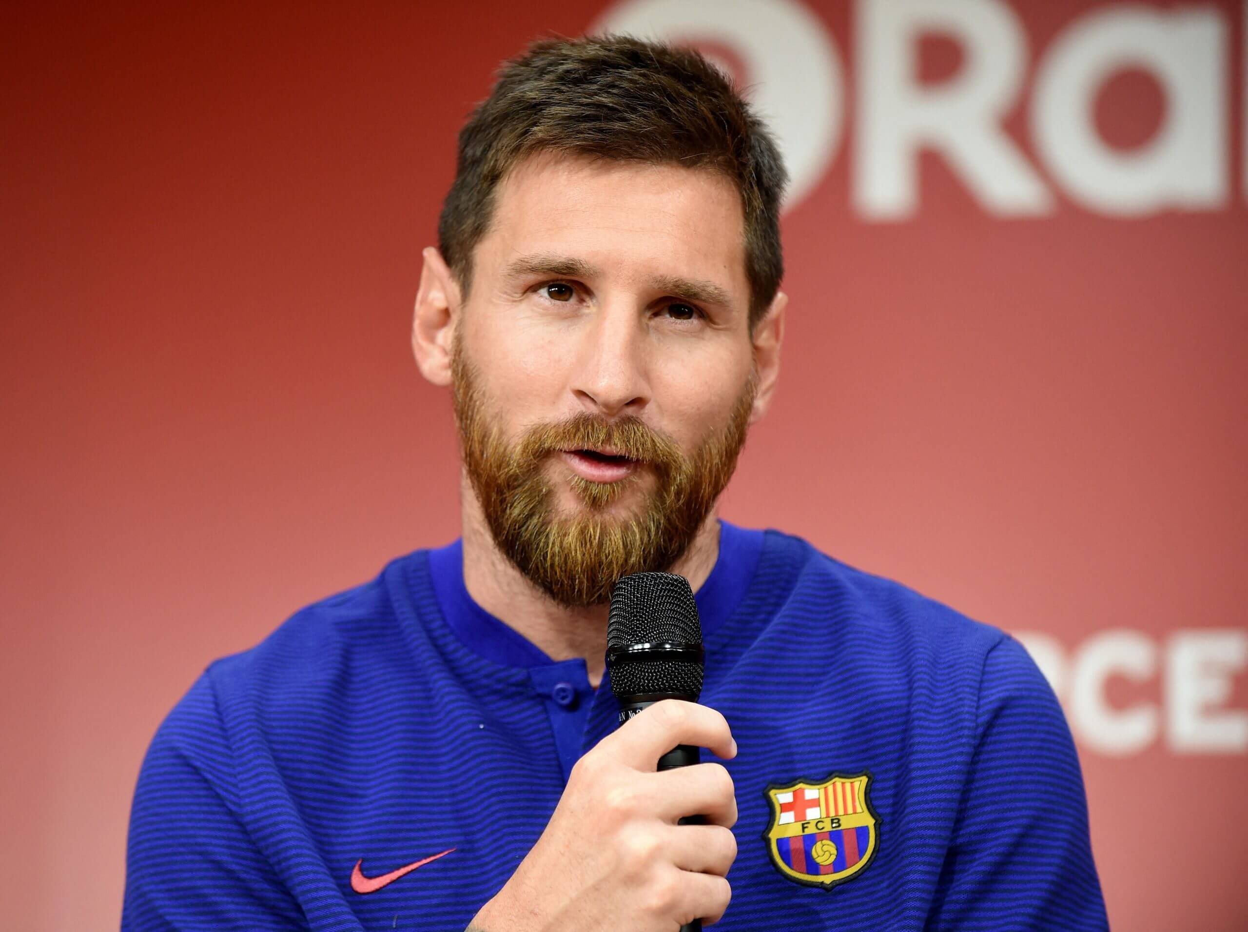 Bản hợp đồng gia hạn năm 2017 của Lionel Messi có giá trị lên tới hơn nửa tỷ euro, góp phần làm tê liệt tài chính của CLB.