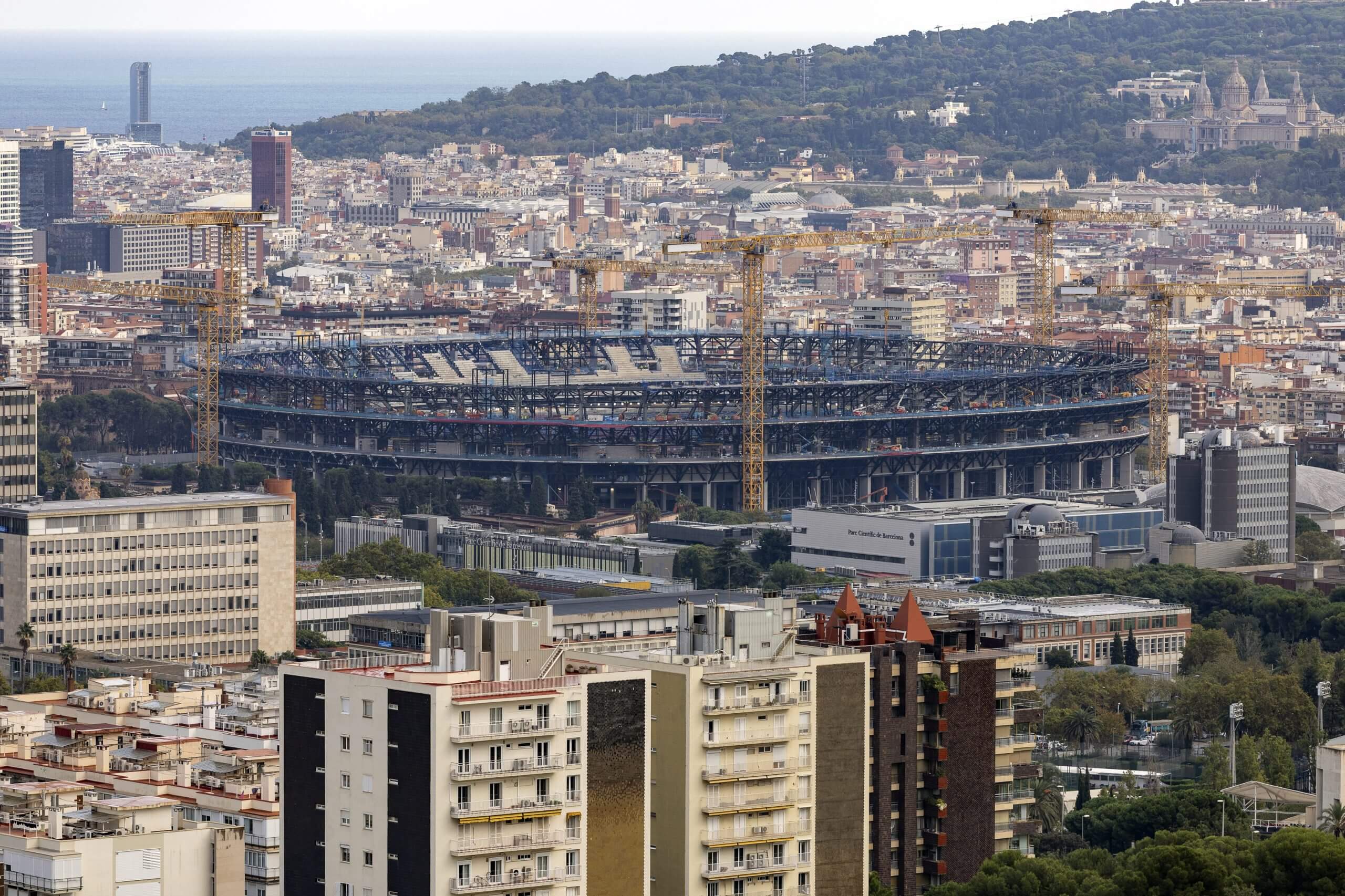 Tương lai của Barca phụ thuộc vào Camp Nou